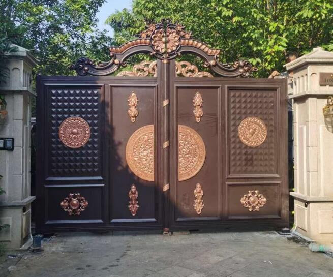 瑞基公司為路易莊園獨(dú)棟別墅定制安裝鋁藝大門(mén)(圖1) 瑞基公司為路易莊園獨(dú)棟別墅定制安裝鋁藝大門(mén)(圖1)