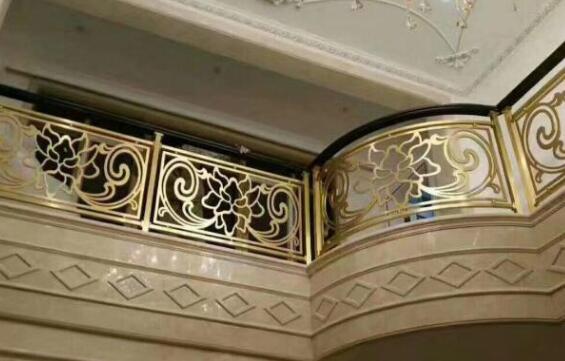 鋁藝護(hù)欄廠家為客戶別墅平臺(tái)安裝了鋁藝欄桿(圖1) 鋁藝護(hù)欄廠家為客戶別墅平臺(tái)安裝了鋁藝欄桿(圖1)