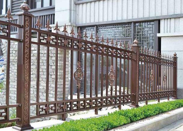 鋁藝護(hù)欄型材配件在已經(jīng)全部安裝到位(圖1) 鋁藝護(hù)欄型材配件在已經(jīng)全部安裝到位(圖1)