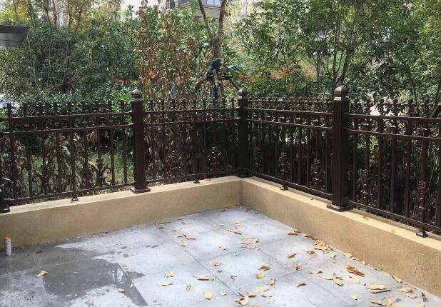 鋁藝護欄廠生產(chǎn)的每款護欄產(chǎn)品都是經(jīng)久耐用的(圖1) 鋁藝護欄廠生產(chǎn)的每款護欄產(chǎn)品都是經(jīng)久耐用的(圖1)