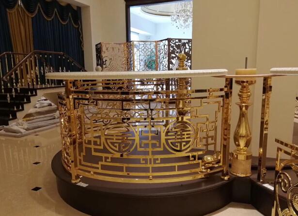 鋁藝欄桿在很多高端酒店場所得到應(yīng)用(圖1) 鋁藝欄桿在很多高端酒店場所得到應(yīng)用(圖1)