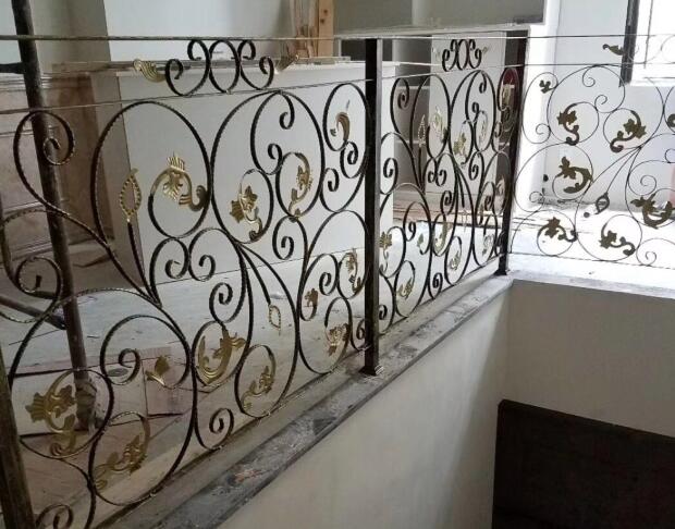 客戶對我們鋁藝欄桿廠制作的樓梯欄桿非常認可(圖1) 客戶對我們鋁藝欄桿廠制作的樓梯欄桿非常認可(圖1)