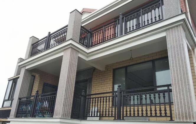 別墅鋁藝護(hù)欄安裝需要專業(yè)廠家進(jìn)行定制生產(chǎn)(圖1) 別墅鋁藝護(hù)欄安裝需要專業(yè)廠家進(jìn)行定制生產(chǎn)(圖1)